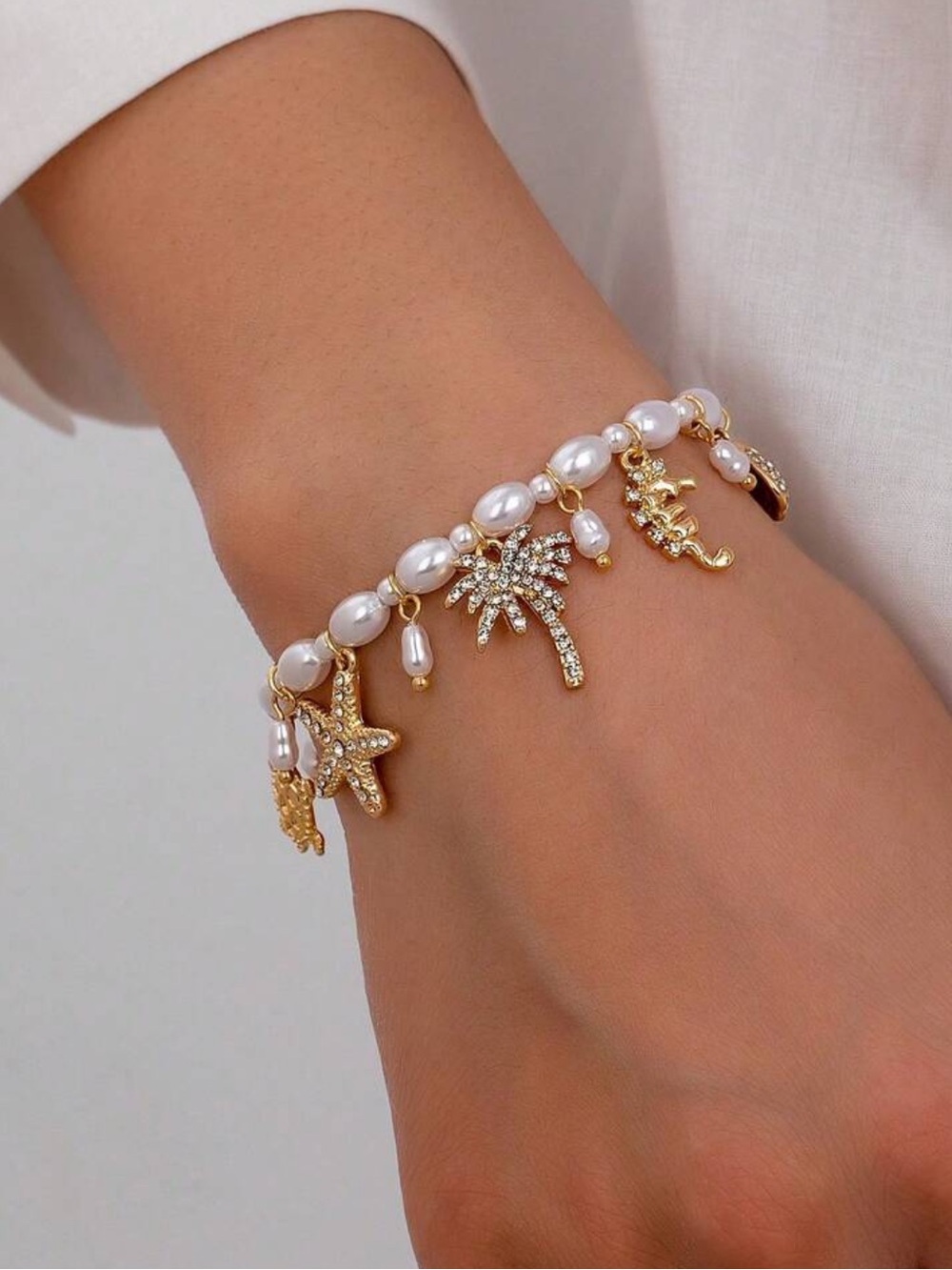 Pearl and Gold Charm Bracelet R641